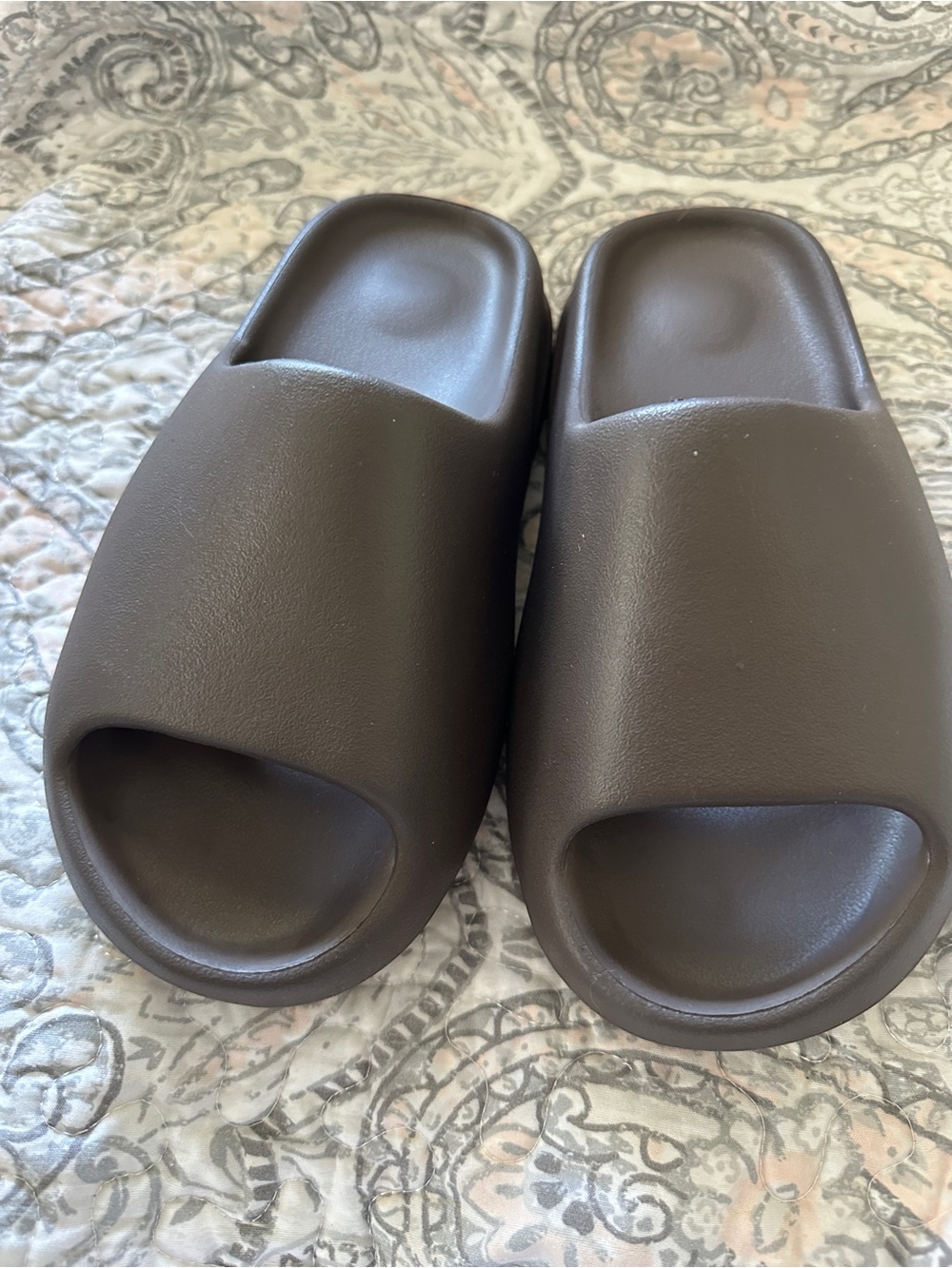 NWB: Yeezy Boys Size 5/ WMS 7 Slide Sandals in Chocolate - Picture 3 of 9